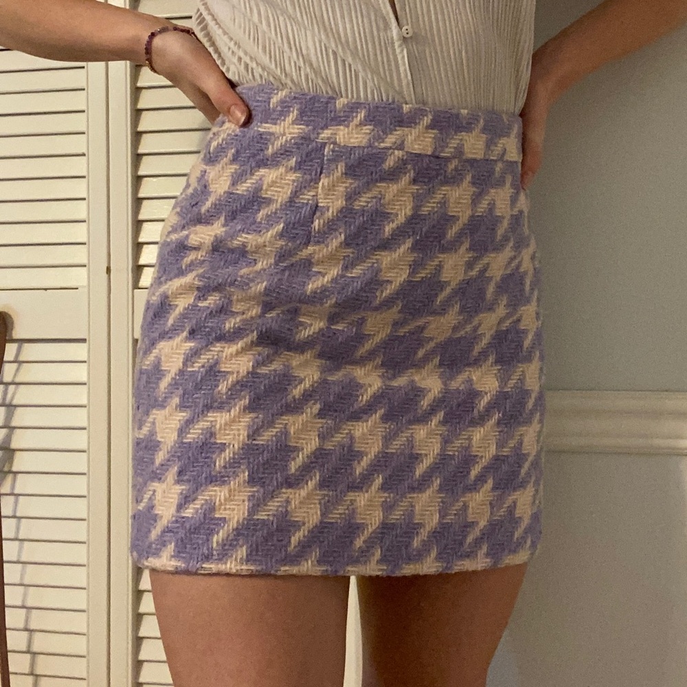 SKIRT TO DIE FOR. Amazingly thick material with a lovely pattern to stand out.